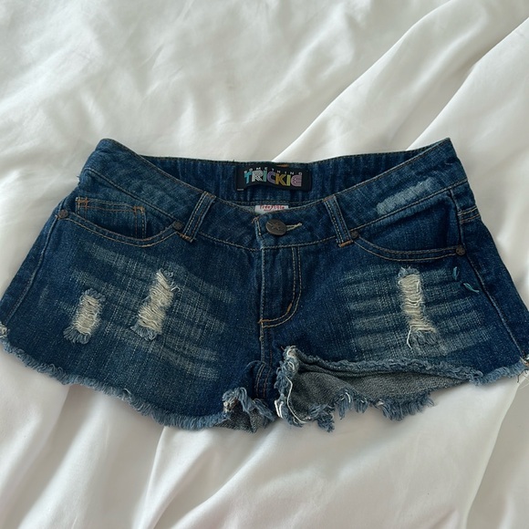 Size 3 distressed denim shorts - Picture 1 of 3